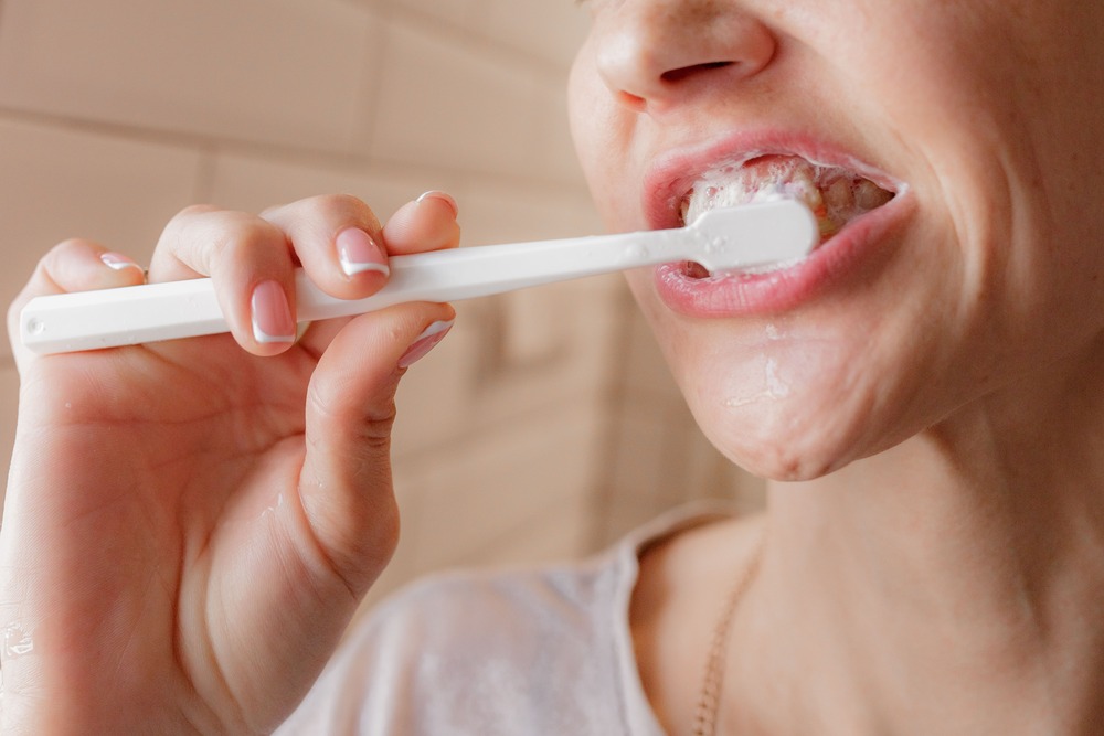 woman-brushing-teeth-2022-11-16-21-46-57-utc (2) (1)