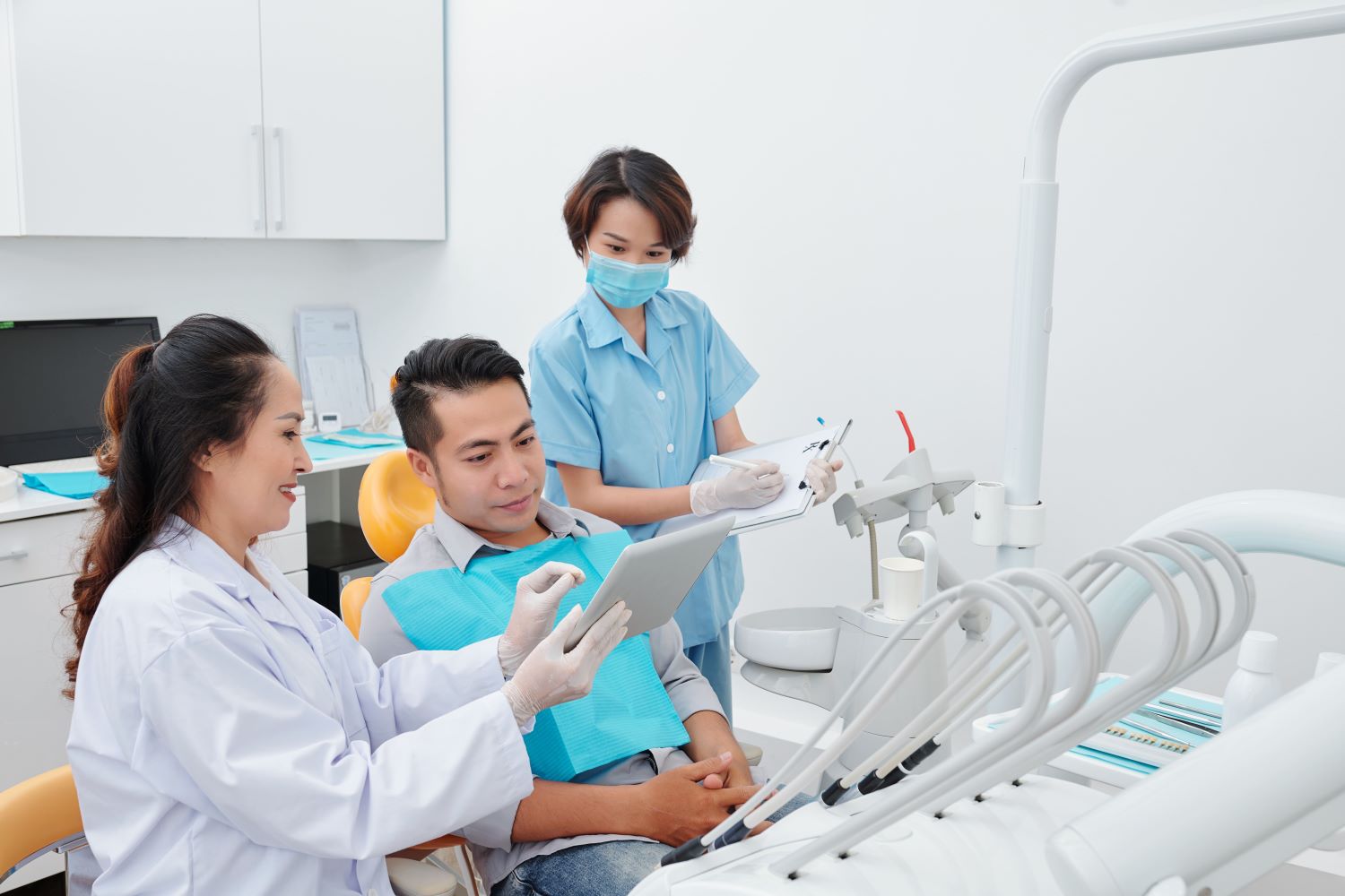 dentist-discussing-treatment-with-patient-2021-09-01-15-27-03-utc